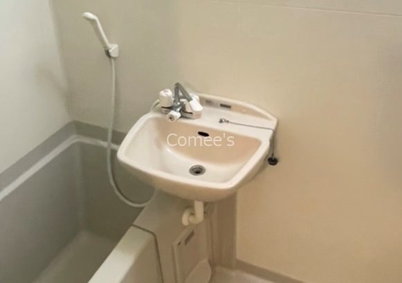 Ｋ 洗面台はバスルームに設置されています