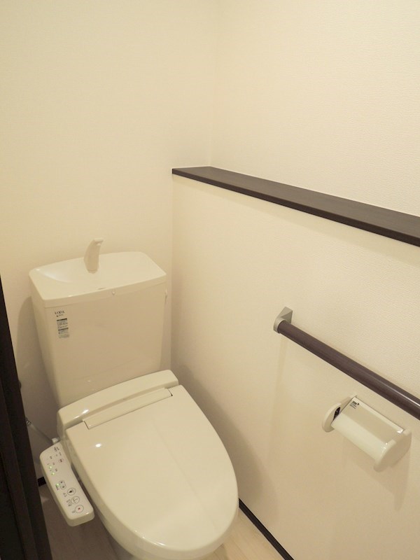 デュランタ トイレには手すりが設置されています