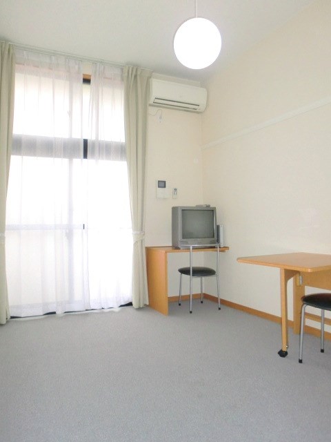 コート【告知事項部屋あり　107　物件名非掲載】 リビング
