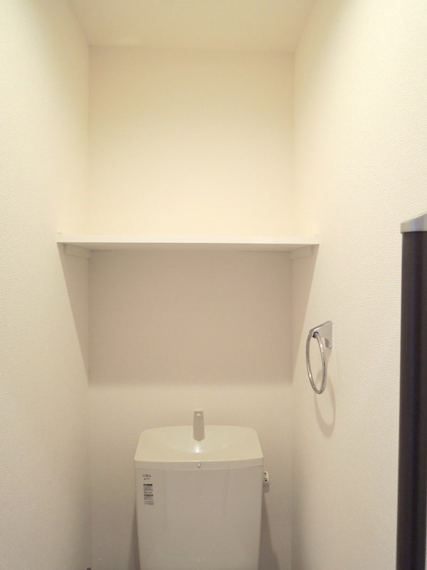 コルノ トイレには収納棚がありペーパーなどのストックに便利です