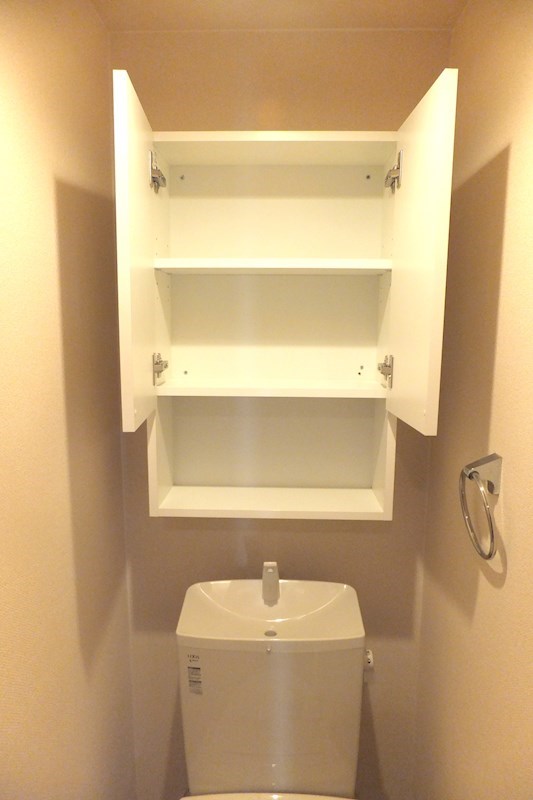 ＹｕｋａｒｉⅢ トイレには収納棚がありペーパーなどのストックの便利です