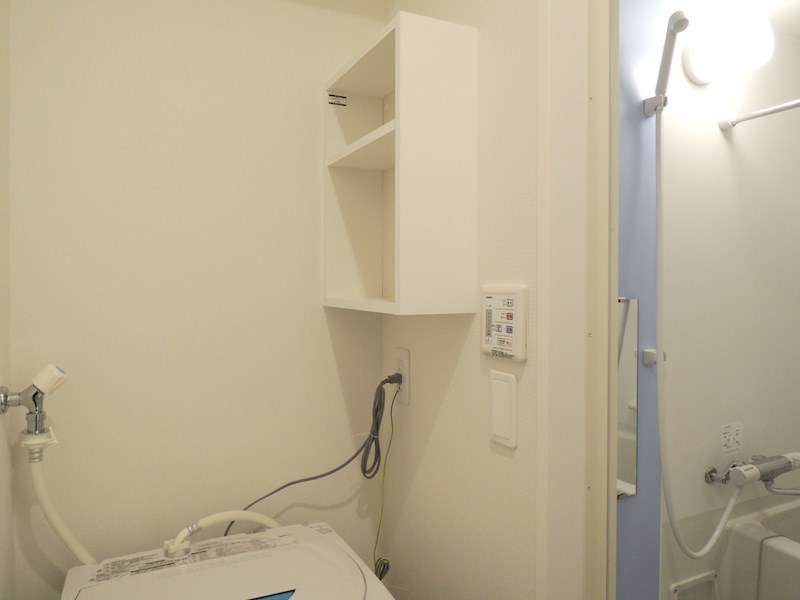グリーンパーク舎人 洗濯機の上部には収納棚が付いています