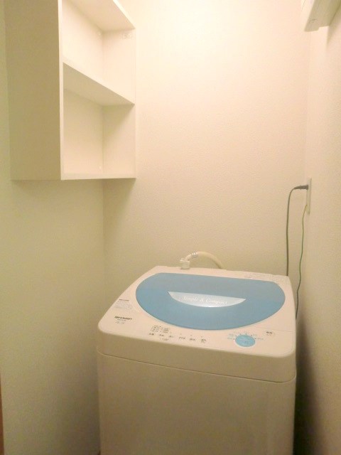 あおば 洗濯機の上部には収納棚があります