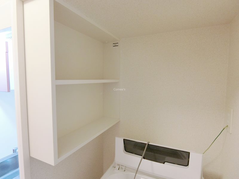 α 洗濯機の上部には収納棚があります