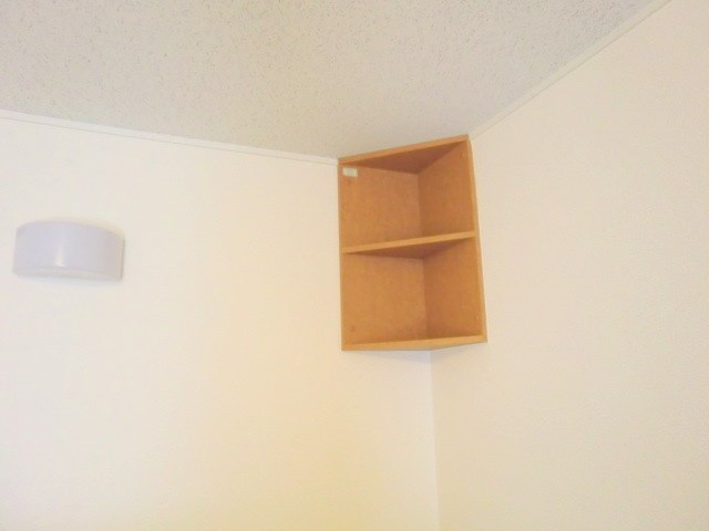 ハーナ ベッドの上部には収納棚があります