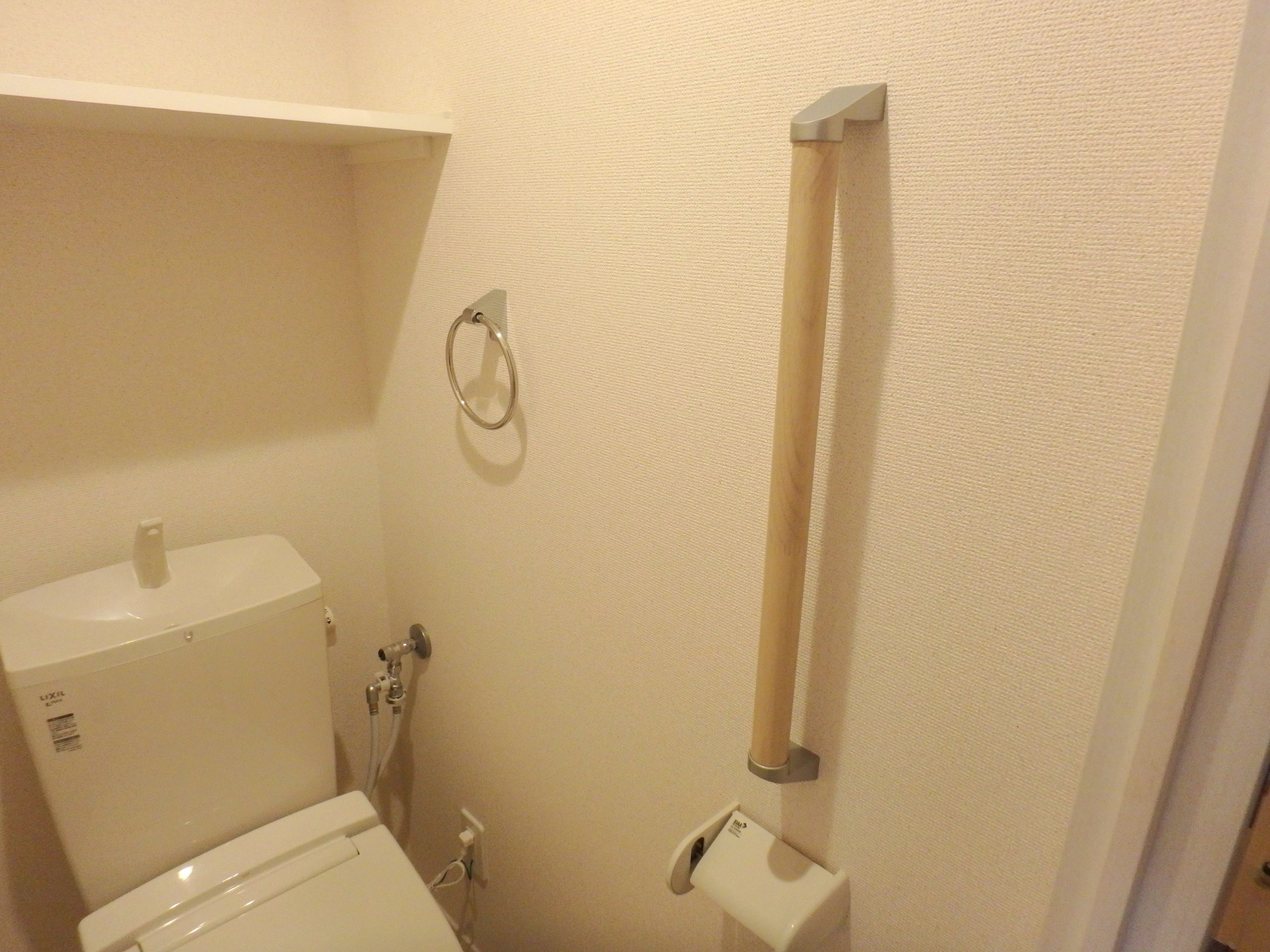 葵芳　１号館 トイレにはタオルハンガー・手すりが付いています