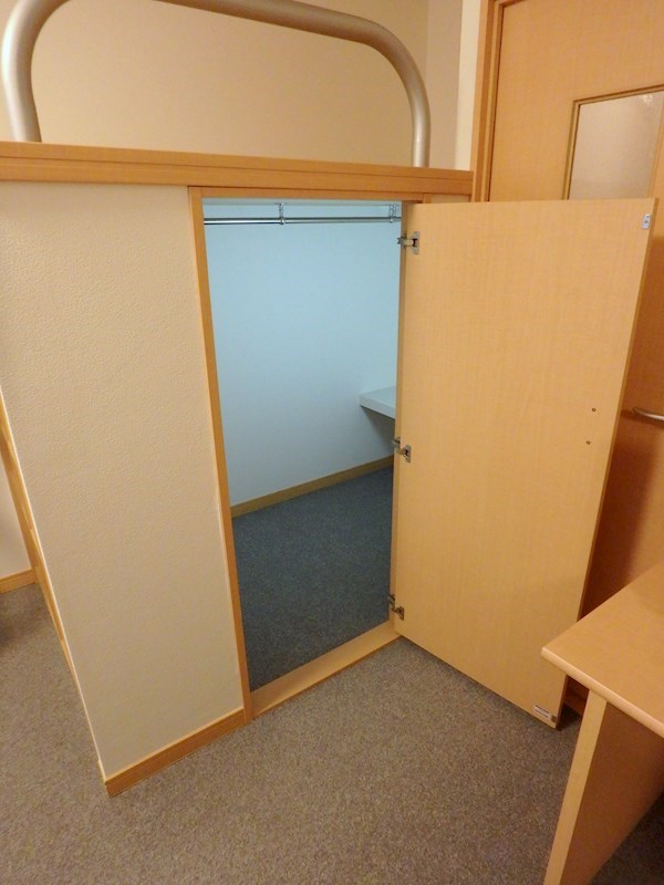 アイリスN ベッドの下はウォークインクローゼットになっています