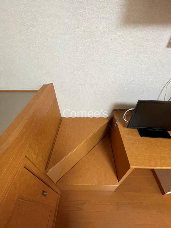 エスペランサＣ ベッドに上がる階段は収納も兼ねています
