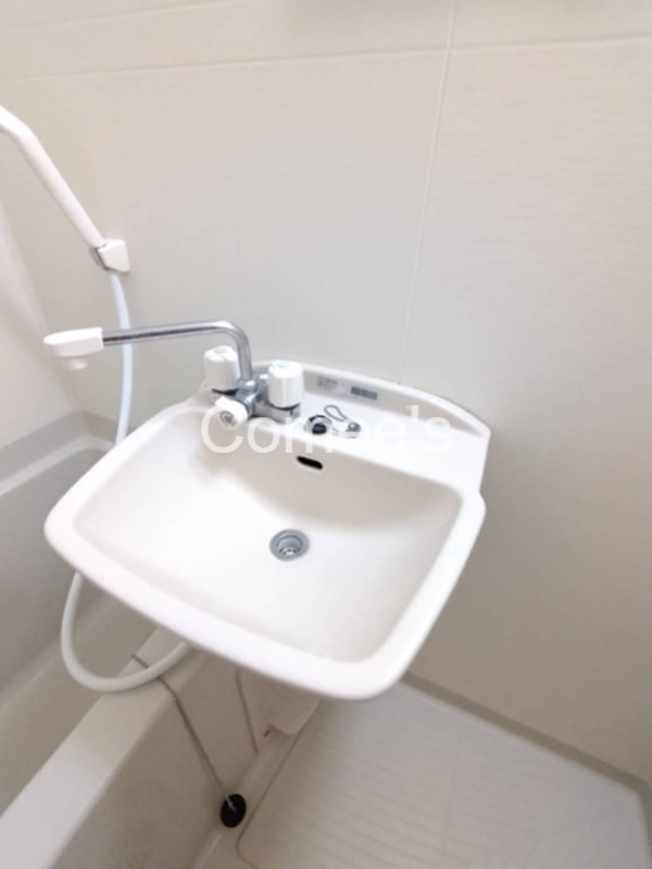 中町 洗面台はバスルームに設置されています