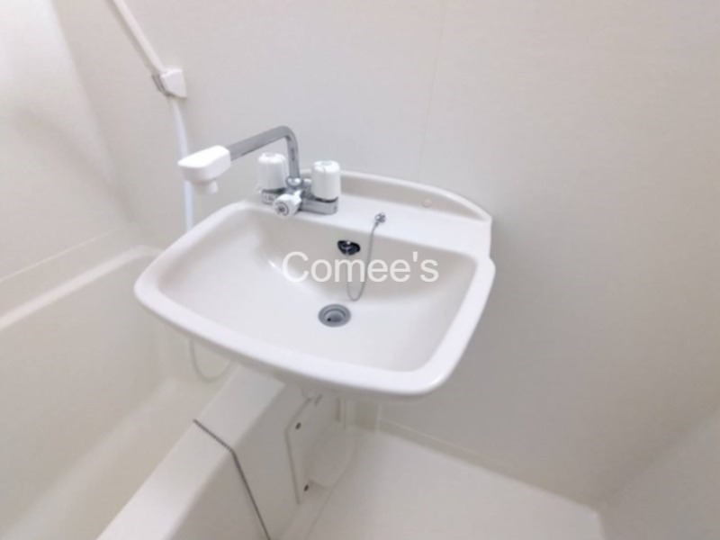 ロビン 洗面台はバスルームに設置されています
