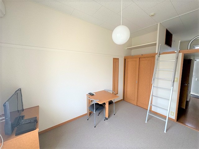 レオパレスヒルキャッスル菅田 「同タイプの部屋の写真です」「現況優先」
