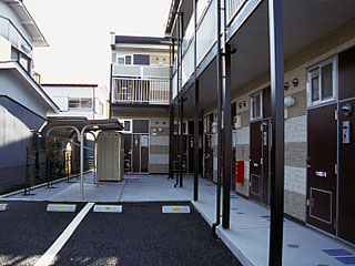 レオパレスプランドール 屋根付き駐輪場