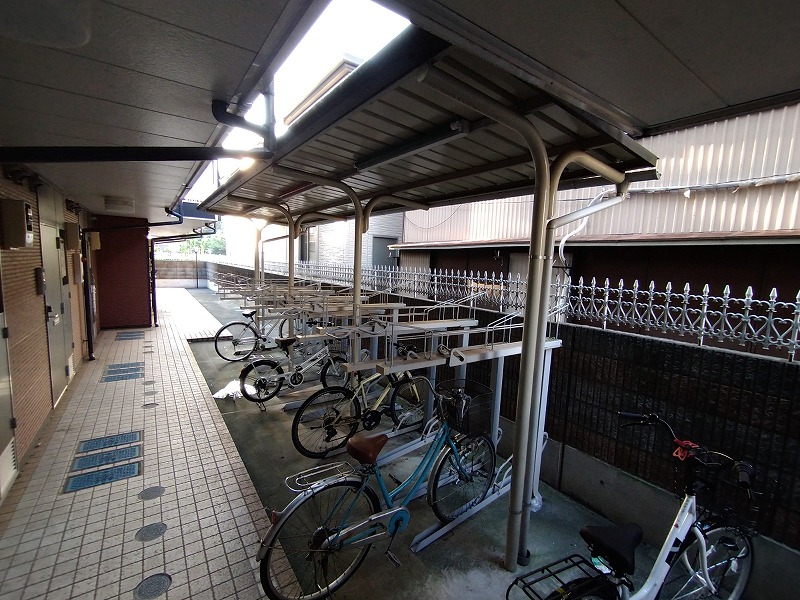 レオパレスアネックスリバティー 駐輪場　原付＆自転車のみ駐輪可能