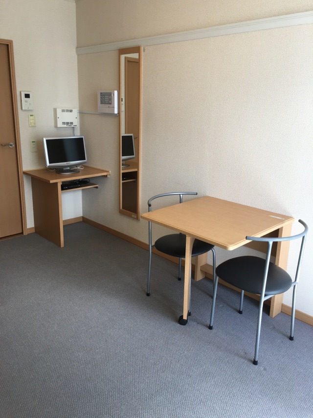 レオパレス嵯峨野 テーブルは折りたためます。