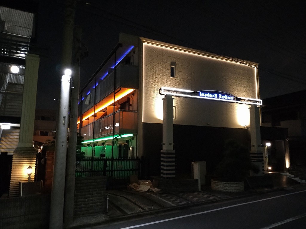 レオネクストレジデンス川崎 夜間　外灯が点灯された状態