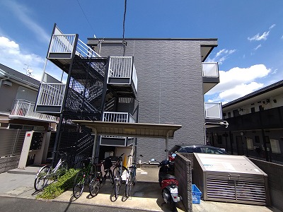 レオパレスアクセス登戸 駐輪場　原付＆自転車のみ駐輪可能