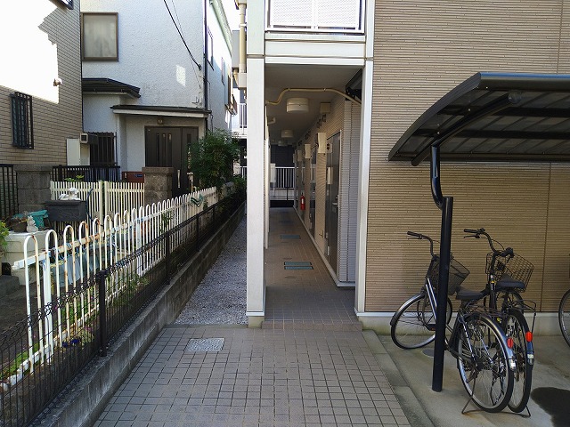 レオパレス野川 玄関側通路
