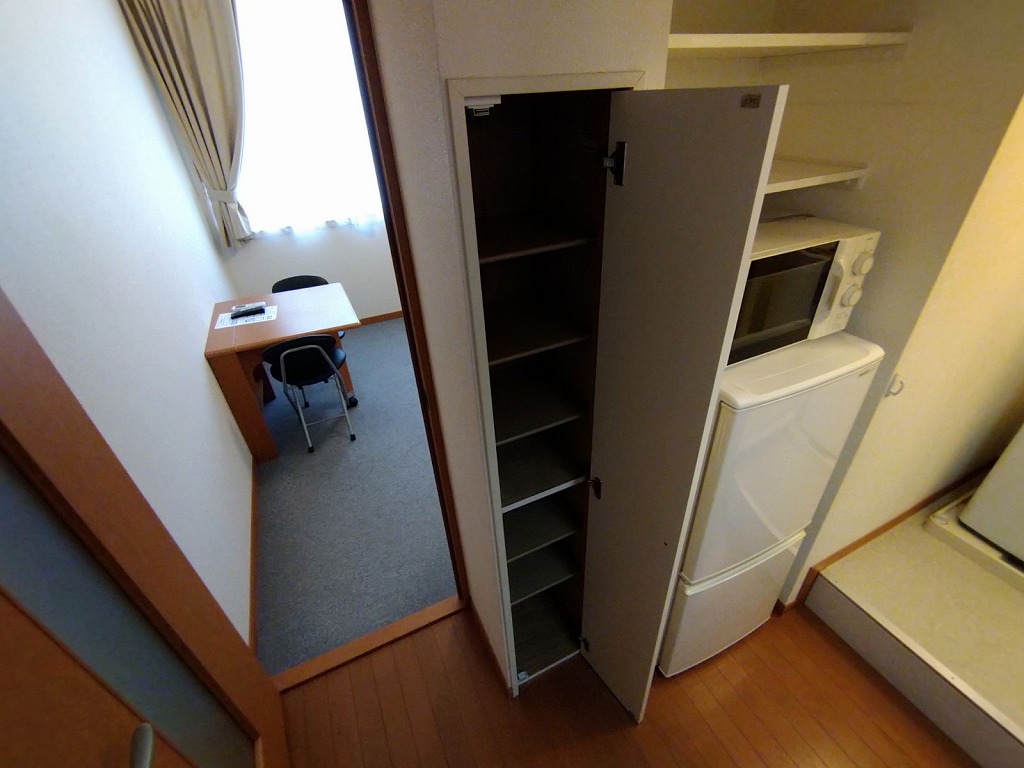 レオパレスクヴェレ キッチン向かいにシューズボックス