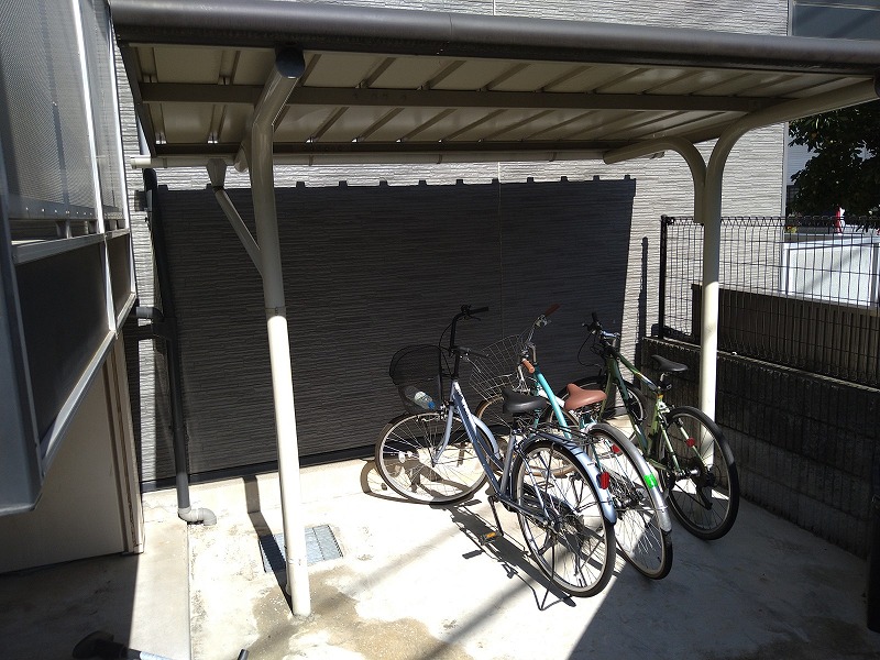 レオパレスサニーハウス 駐輪場　原付＆自転車のみ駐輪可能