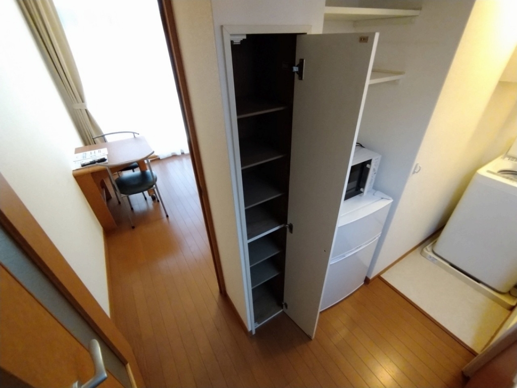 レオパレスクヴェレ キッチン向かいにシューズボックス
