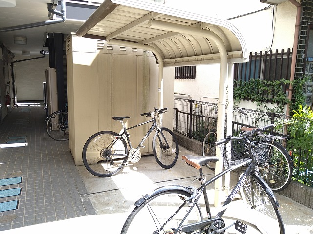 レオパレス宿河原 駐輪場　原付＆自転車のみ駐輪可能