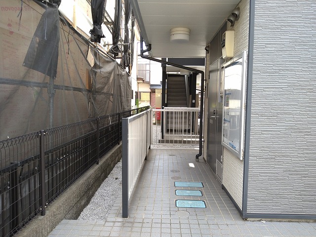 レオパレス宿河原 １階玄関側共用廊下