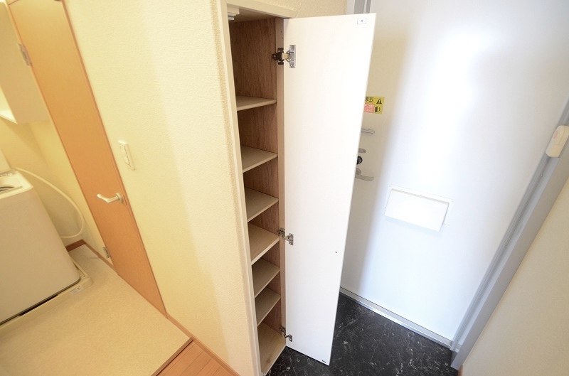 レオパレスホンゴーパレス 玄関
