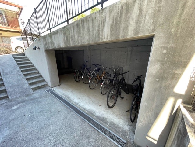 レオパレスキュア横浜 駐輪場