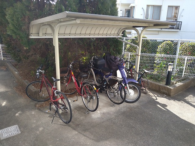 レオパレスコージーコート 駐輪場　原付＆自転車のみ駐輪可能