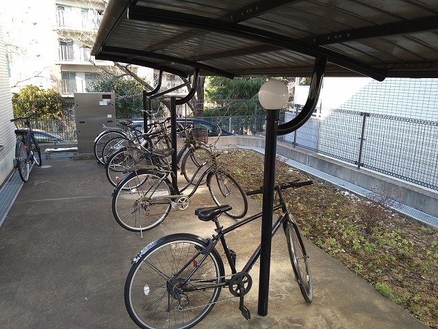 レオパレスパルコートＣ 駐輪場　原付＆自転車のみ駐輪可能