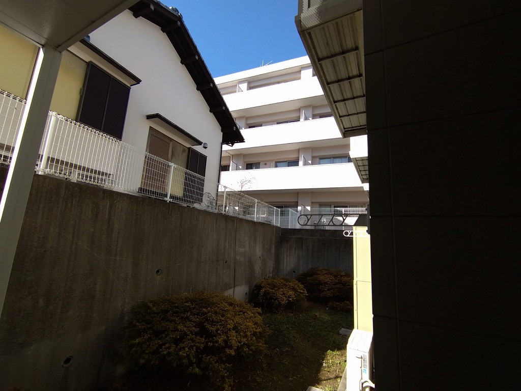 レオパレスＣｈａｒｍＣｏｕｒｔ 10～12号室側