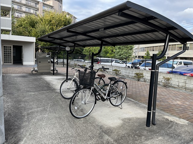 レオパレスパルコートＦ 駐輪場　原付＆自転車のみ駐輪可能