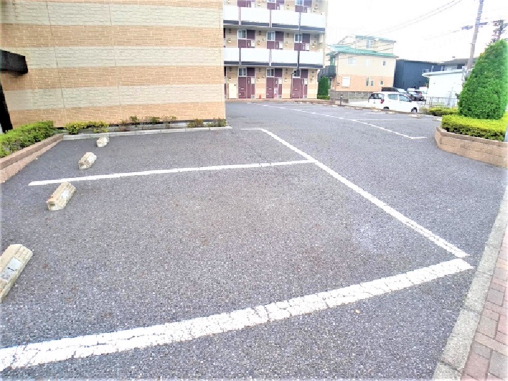 レオパレスＭＬハロープラザ 敷地内に駐車場あります。