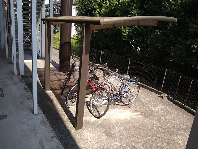 レオパレスマ・フレール 駐輪場　原付＆自転車のみ駐輪可能