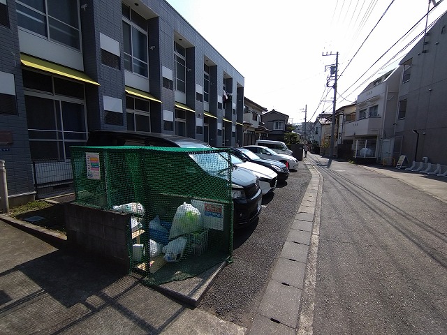 レオパレスマ・フレール 駐車場　他社管理