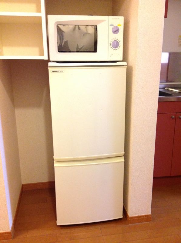レオパレスバンブーヒル 家具家電付き。電子レンジ、冷蔵庫。