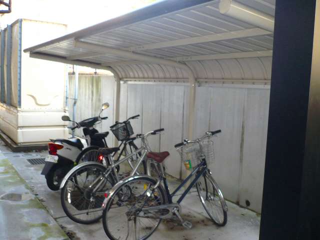 レオパレスバロン 屋根付き駐車場です。