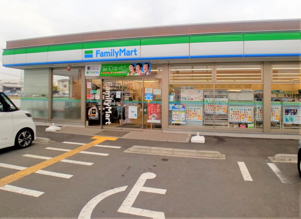 レオパレスボヌール ファミリーマートまで約400ｍです。