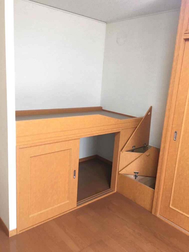 レオパレス中町 収納付ベッド