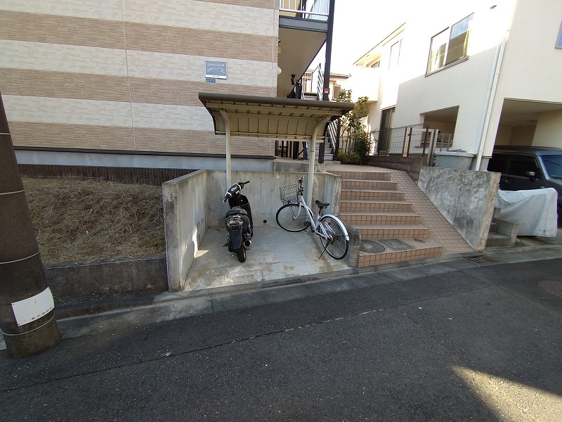レオパレス南生田 駐輪場　原付＆自転車のみ駐輪可能