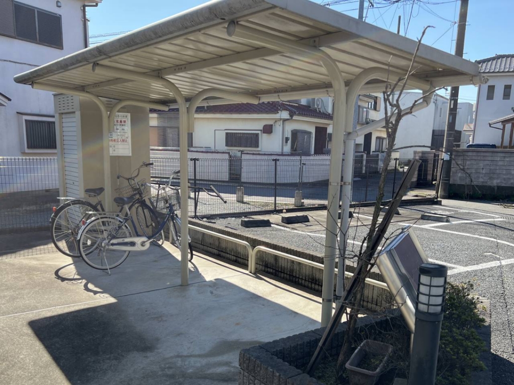 レオパレス白樺Ⅲ 屋根付き駐輪場