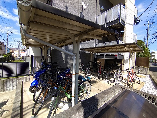 レオパレスイエルバ 駐輪場　原付＆自転車のみ駐輪可能