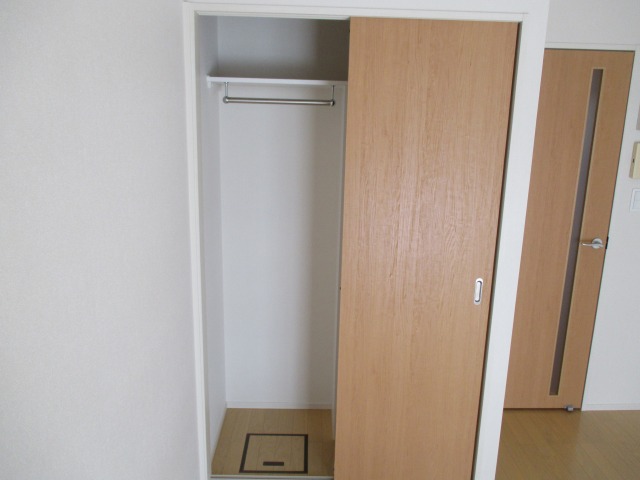 レオパレストレ １階のみ収納床下点検口有り。１階のみ仕様違います。