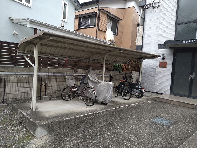 レオパレスＰＬＡＣＥ　ＩＮ　ＴＨＥ　ＳＵＮ 駐輪場　原付＆自転車のみ駐輪可能