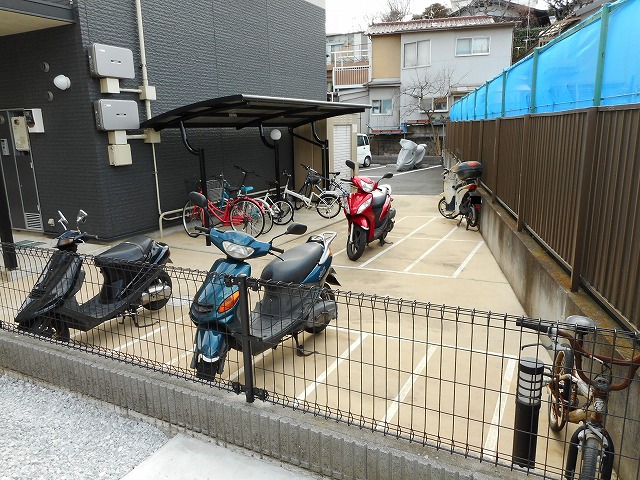 レオパレスレイフェアリー 駐輪場　原付＆自転車のみ駐輪可能