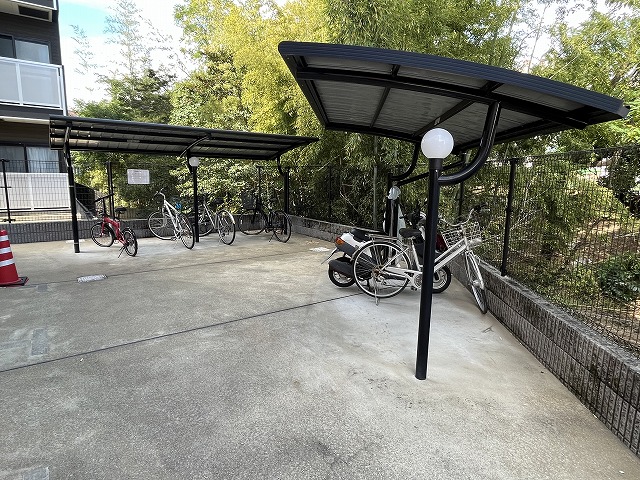 レオパレスホワイトヒルズⅡ 駐輪場　原付＆自転車のみ駐輪可能
