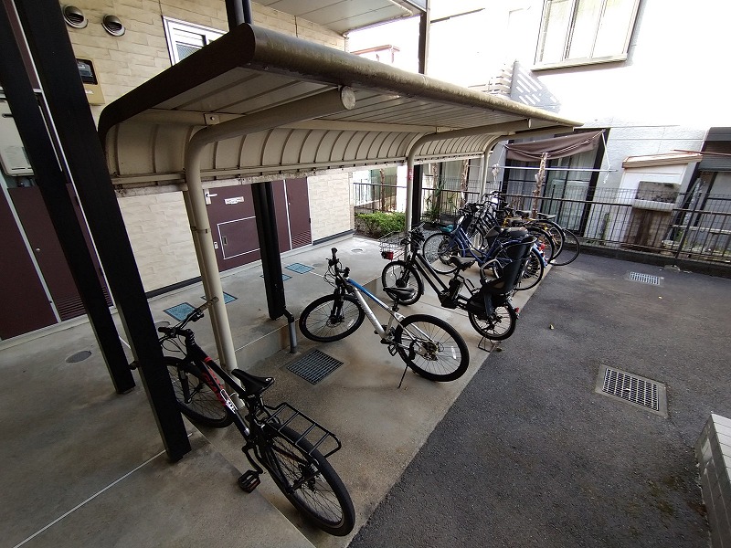 レオパレスコンフォート 駐輪場　原付＆自転車のみ駐輪可能