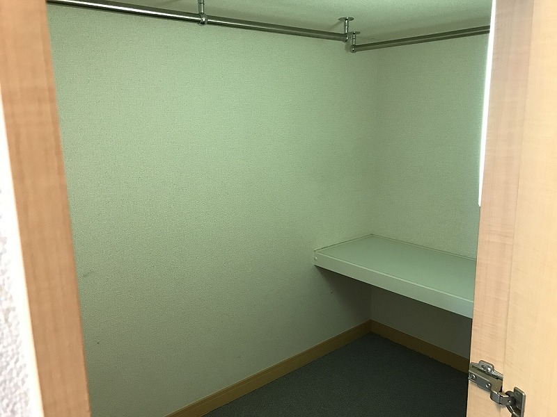 レオパレス東金 収納内照明付き