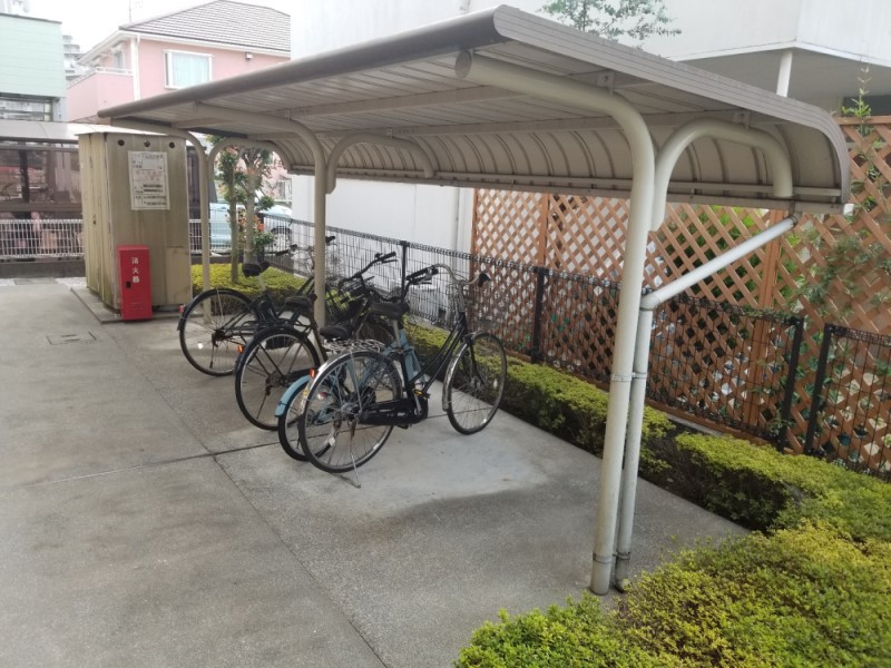 レオパレスジュネス 屋根付き駐輪場
