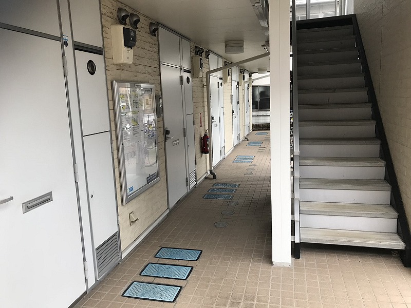レオパレスフロントコート 共用階段前